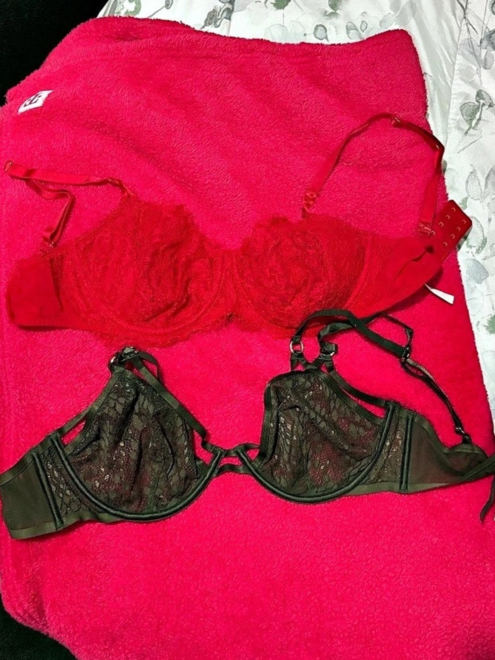 Victoria's Secret Lace Bras Red & Black 34DD NWTs - Lot of 2